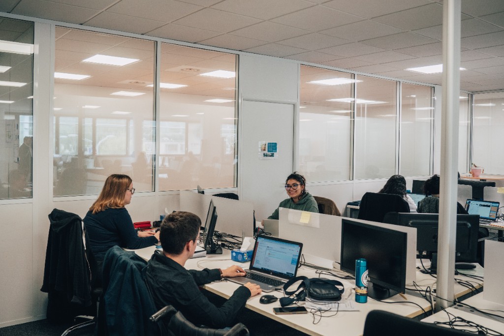 Équipes COMEARTH indépendantes au travail